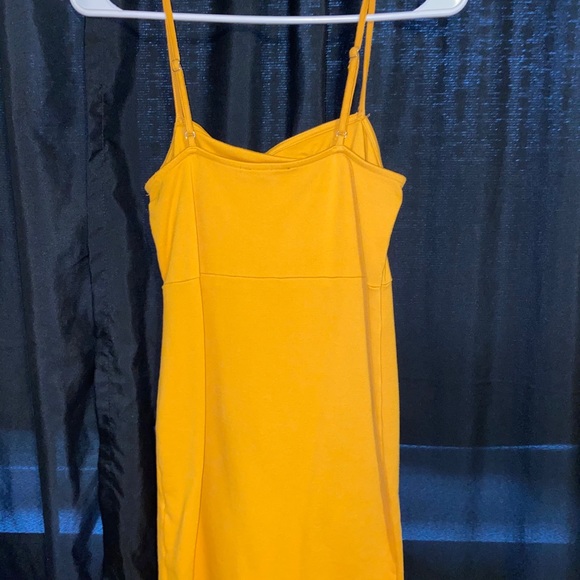 Yellow strapped fitted dress. - Picture 3 of 3
